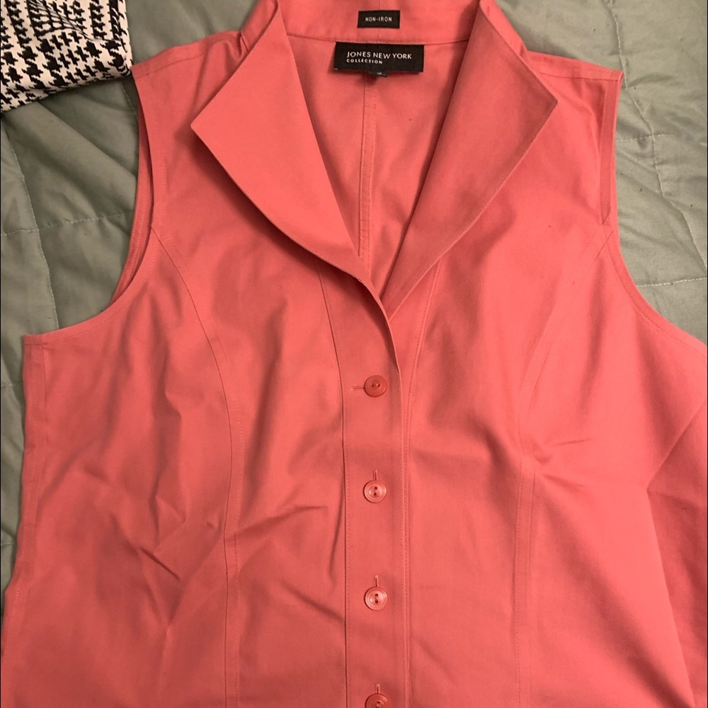 Women’s salmon pink, tank top button is